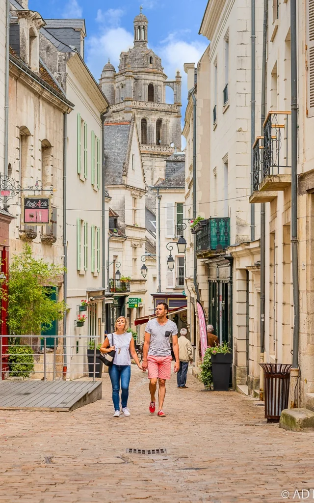 Balade dans les jolies rues de la ville de Loches.