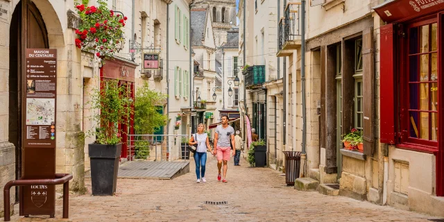 Balade dans les jolies rues de la ville de Loches.