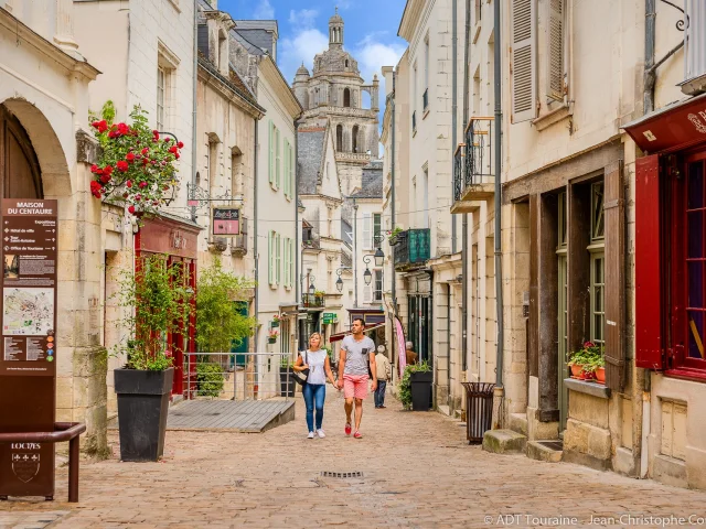 Balade dans les jolies rues de la ville de Loches.