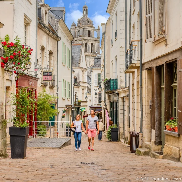 Balade dans les jolies rues de la ville de Loches.