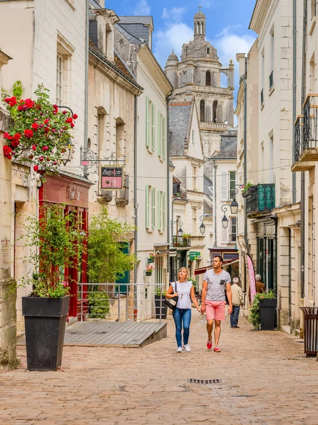 Balade dans les jolies rues de la ville de Loches.