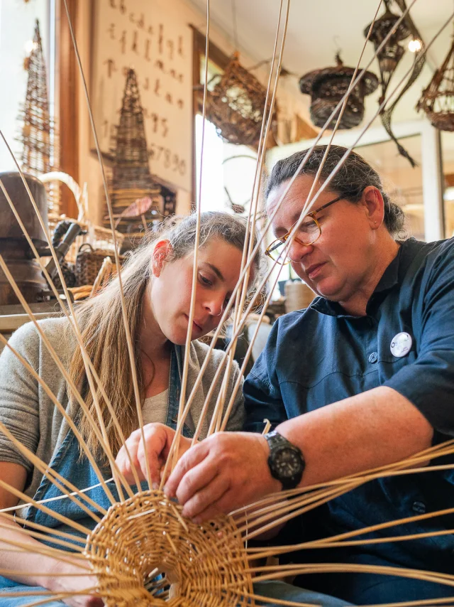 Vlechtwerk is een kunst! Vlechtwerk kunstcentrum - Les Paniers d'Hélène