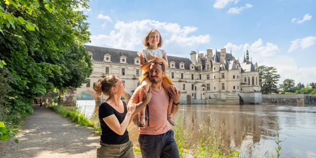 famille en promenade le long du Cher au château de Chenonceau Chenonceau Credit Adt Touraine Jc Coutand 2034 23