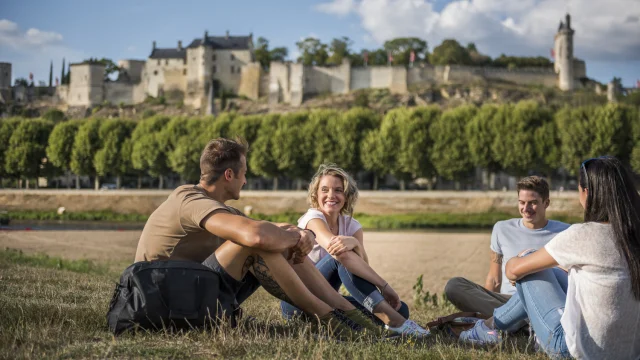 groupe d'amis sur la plage à Chinon
