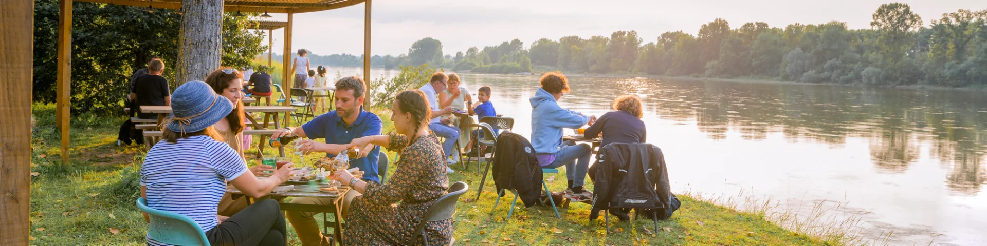 Guinguette Sauvage in Chargé Essen am Wasser