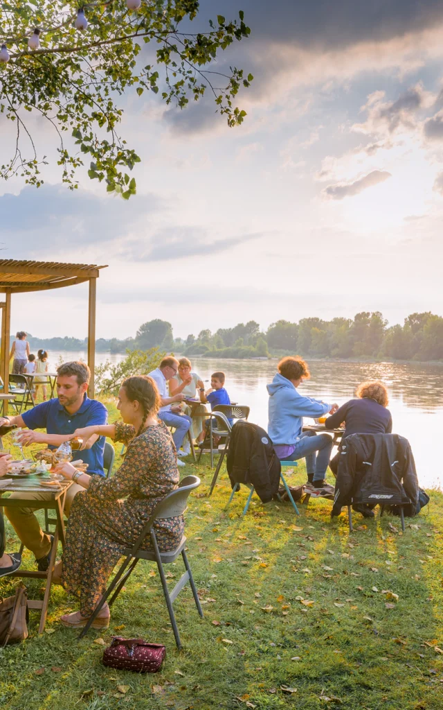 Guinguette Sauvage à Chargé manger au bord de l'eau