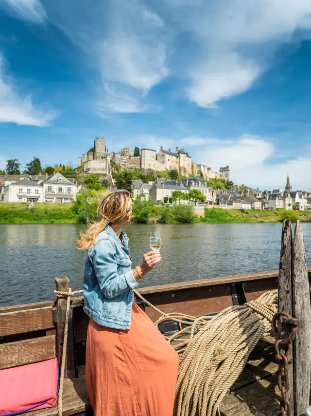 Aoc Chinon wine boat on the vienne