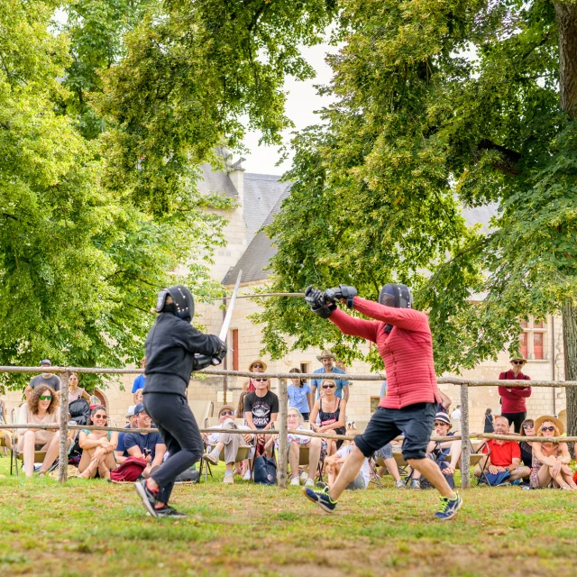 Démonstration d'épées à la Forteresse royale de Chinon