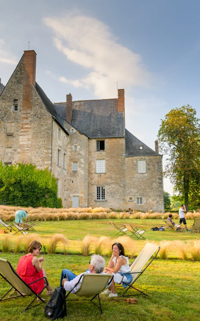 Diners sur l'herbe au Musée Balzac à Saché