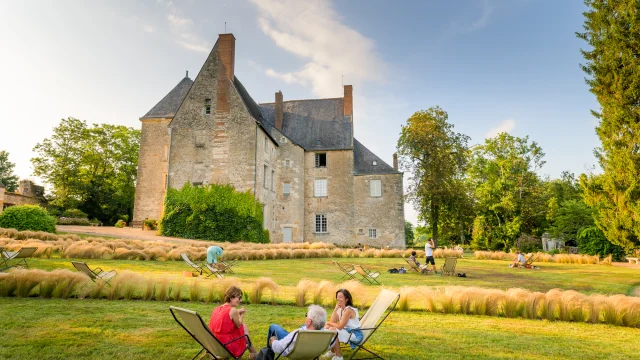 Diners sur l'herbe au Musée Balzac à Saché