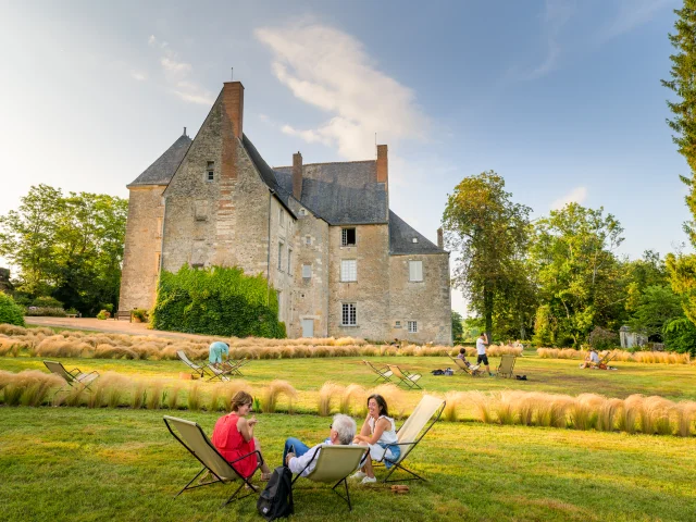 Diners sur l'herbe au Musée Balzac à Saché