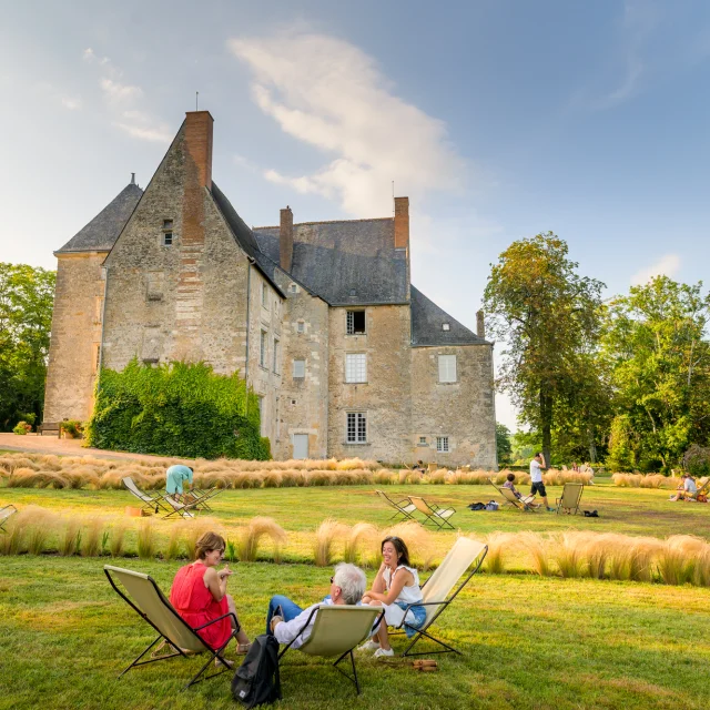 Diners sur l'herbe au Musée Balzac à Saché
