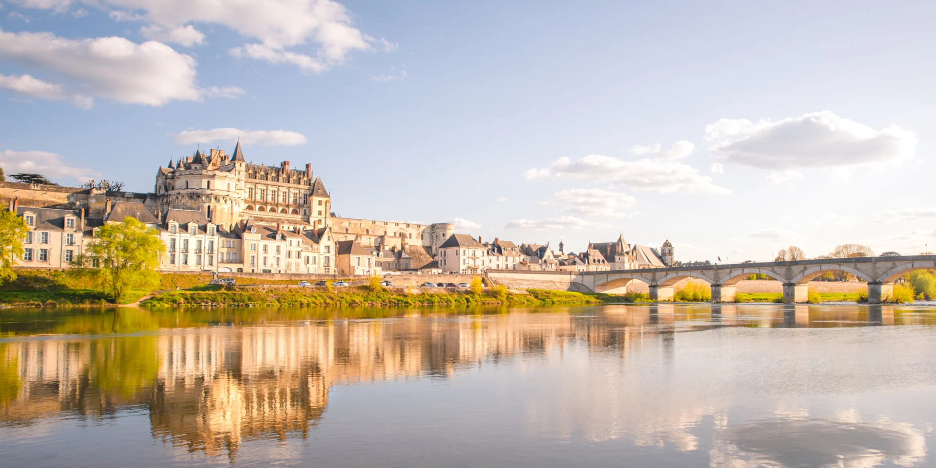 Ville d'Amboise au printemps