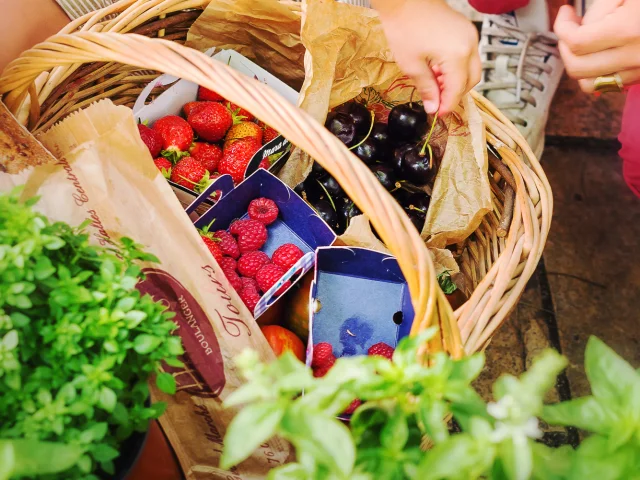 Fruits Rouges dans un panier d'osier marché