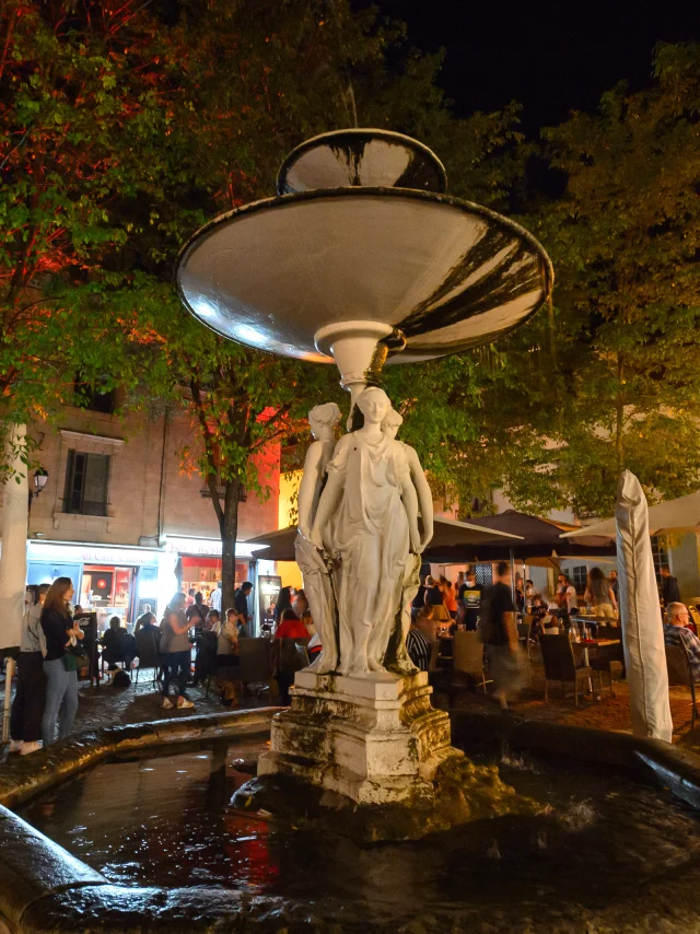 Chinon La Fontaine des Trois Grâces