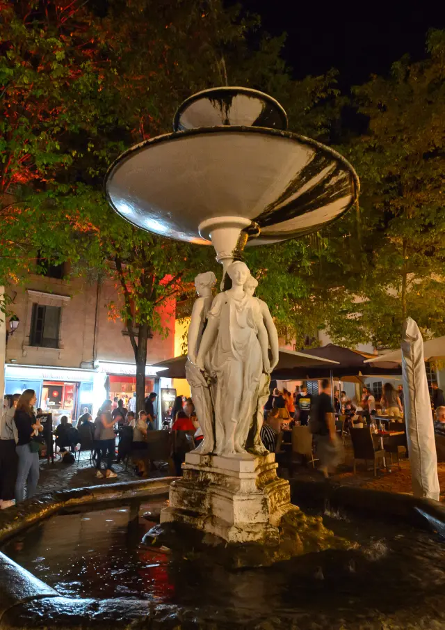 Chinon La Fontaine des Trois Grâces