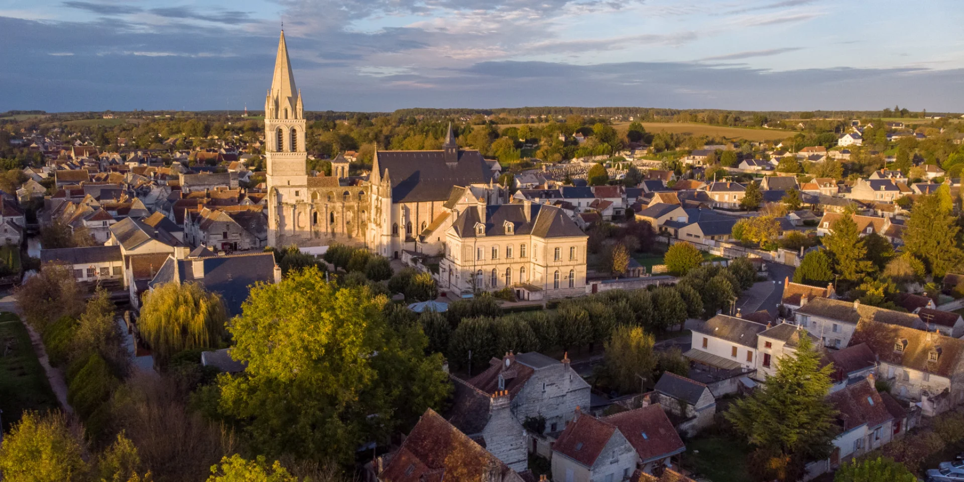Coucher de Soleil dur Labbatial de Beaulieu Les Loches