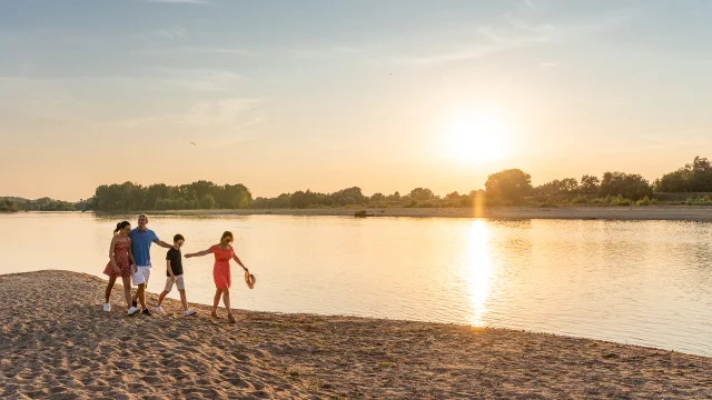 famille en vacances en Touraine sur la plage de l'Ile d'Or à Amboise - évasion en Touraine
