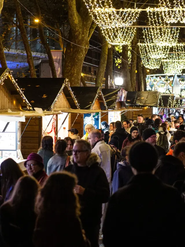De kerstmarkt op boulebvard Heurteloup, Tours, vrijdag 29 november 2024.