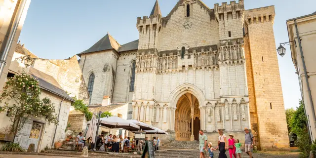 Collégiale du village de Candes-Saint-Martin, dans le Parc Naturel Régional Loire Anjou Touraine.
