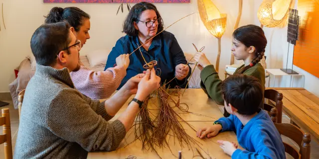 Atelier famille au centre d'art Autour de l'Osier - Vannerie M Helene Metezeau, à Villaines Les Rochers.
