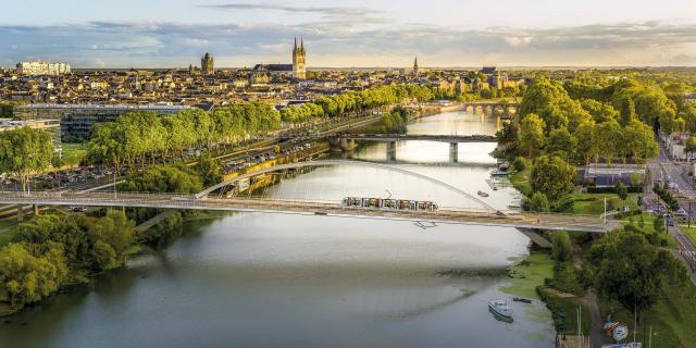 vue-panorama-sur-la-maine-et-la-ville-d-angers-copyright-360-images-destination-angers-5002.jpg