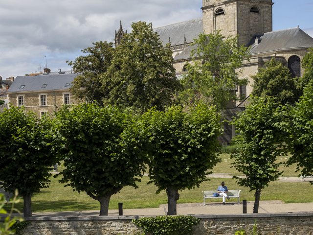 Vue sur la basilique du parc de la Providence à Alençon