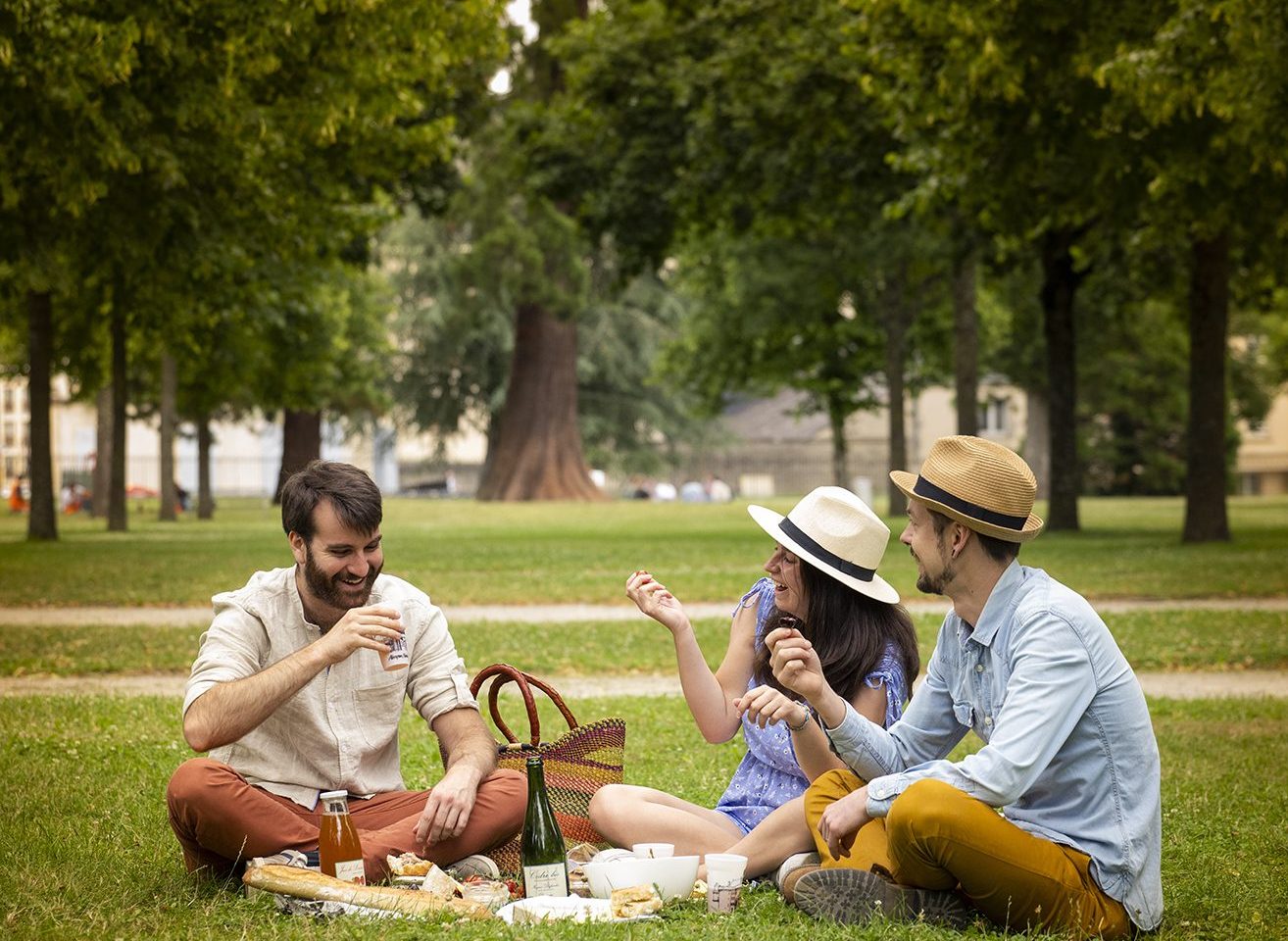 Jeunes gens pique-niquant au parc des Promenades à Alençon