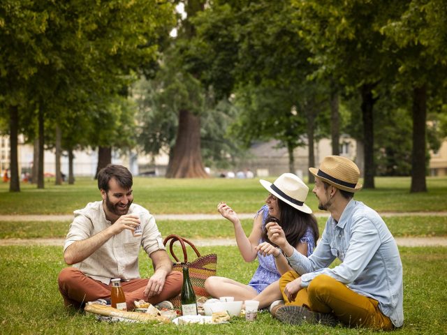 Jeunes gens pique-niquant au parc des Promenades à Alençon