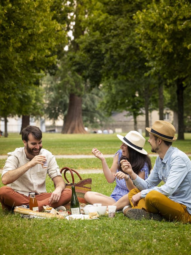 Jeunes gens pique-niquant au parc des Promenades à Alençon