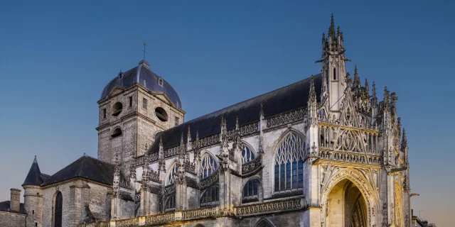 Vue de l'extérieur de la Basilique Notre-Dame d'Alençon