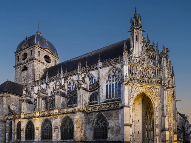 Vue de l'extérieur de la Basilique Notre-Dame d'Alençon