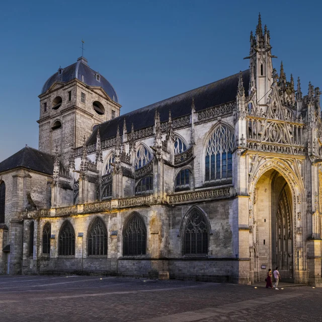 Vue de l'extérieur de la Basilique Notre-Dame d'Alençon