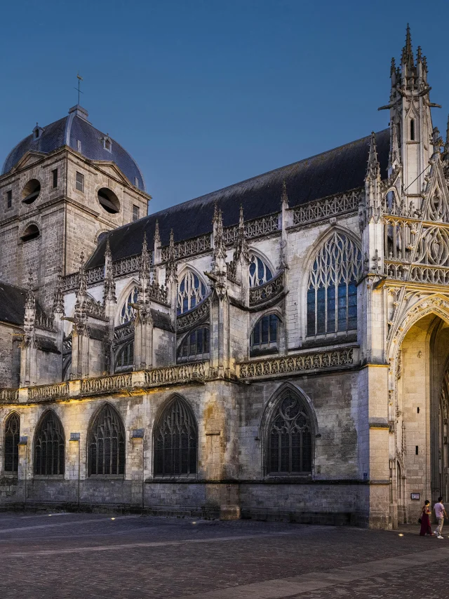 Vue de l'extérieur de la Basilique Notre-Dame d'Alençon