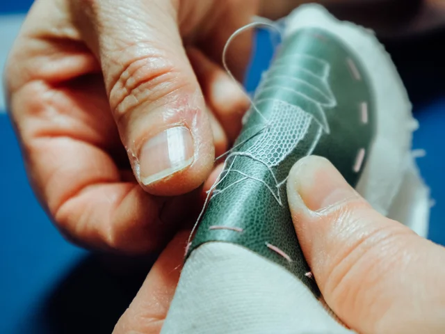 Dentellière réalisant la dentelle au Point d'Alençon