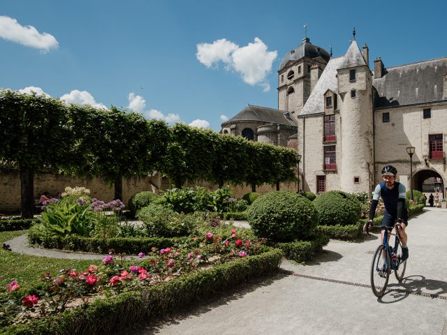 Cycliste dans le jardin d'Ozé à Alençon