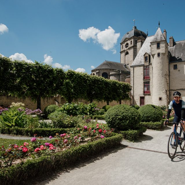 Cycliste dans le jardin d'Ozé à Alençon