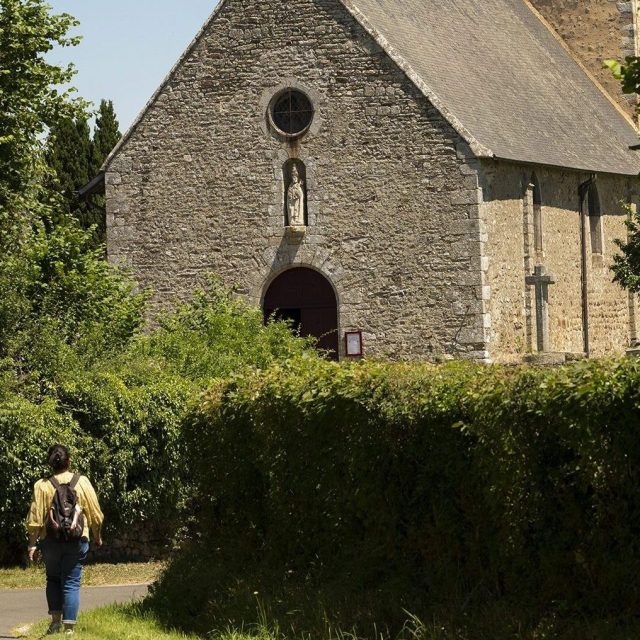 Randonneuse arrivant à La Roche-Mabile avec vue sur l'église