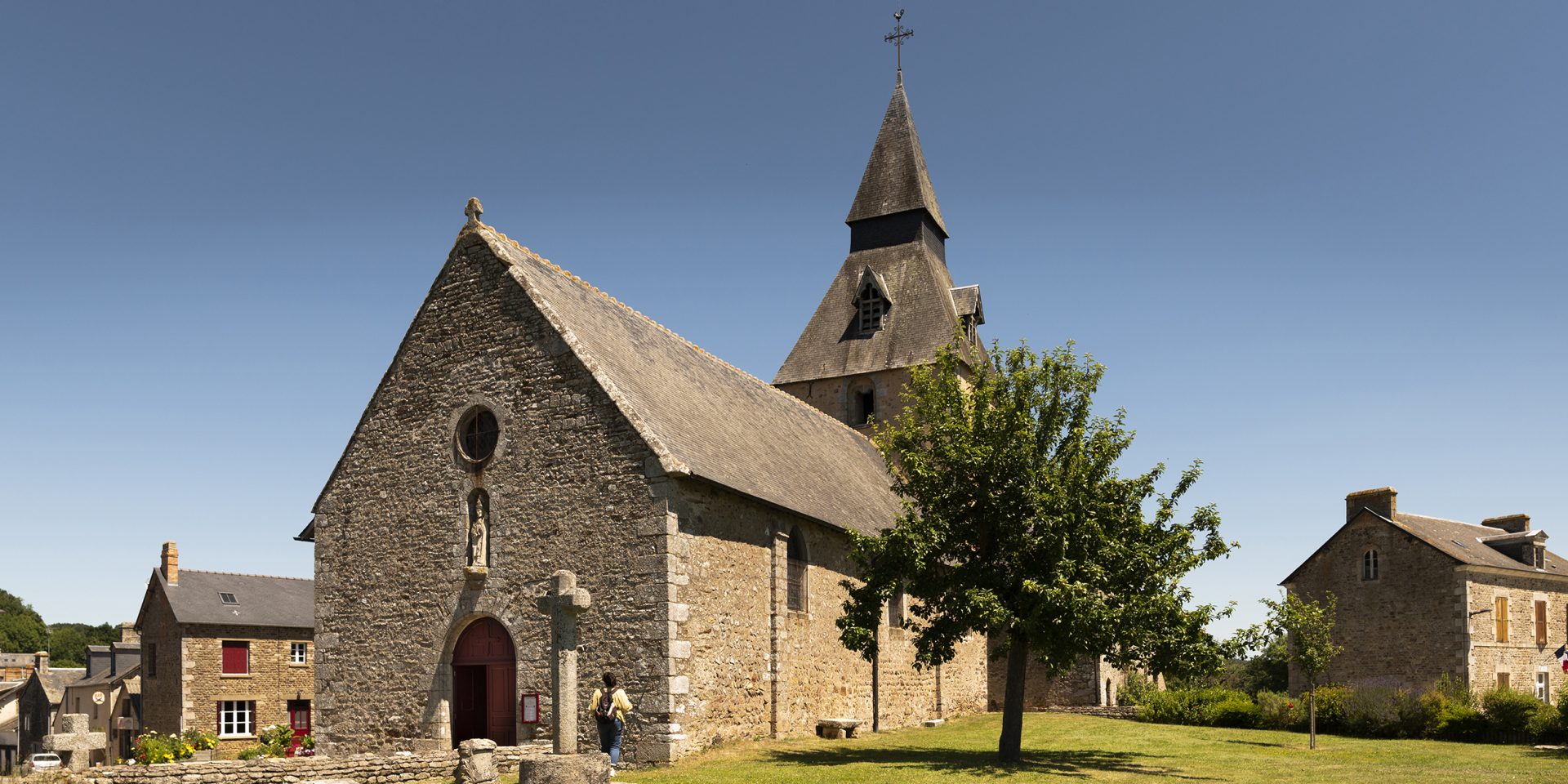 Vue sur l'église de La Roche-Mabile