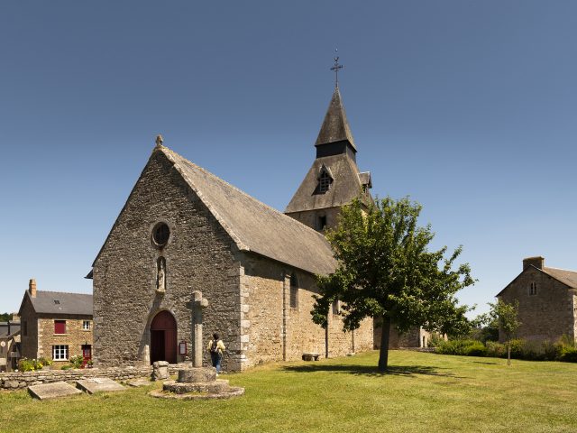 Vue sur l'église de La Roche-Mabile