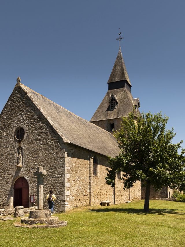 Vue sur l'église de La Roche-Mabile