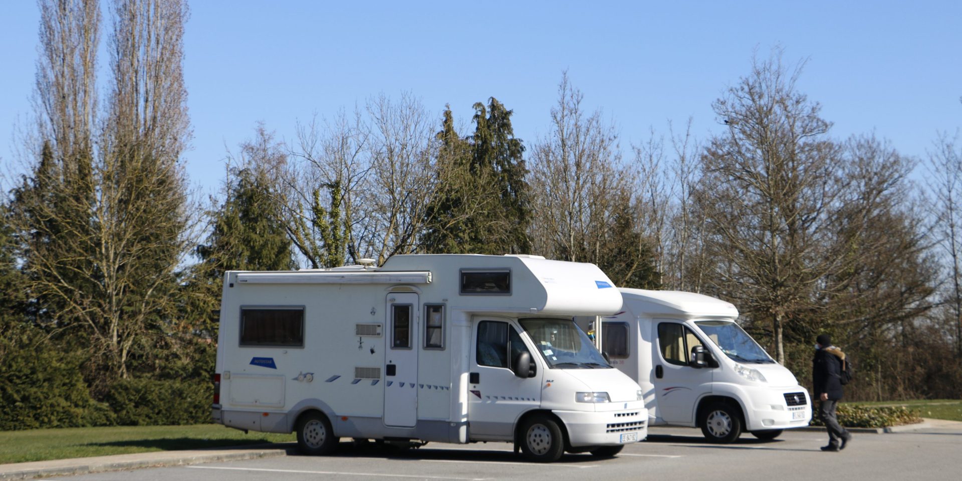 Deux camping-car garés sur le parking de République à Alençon