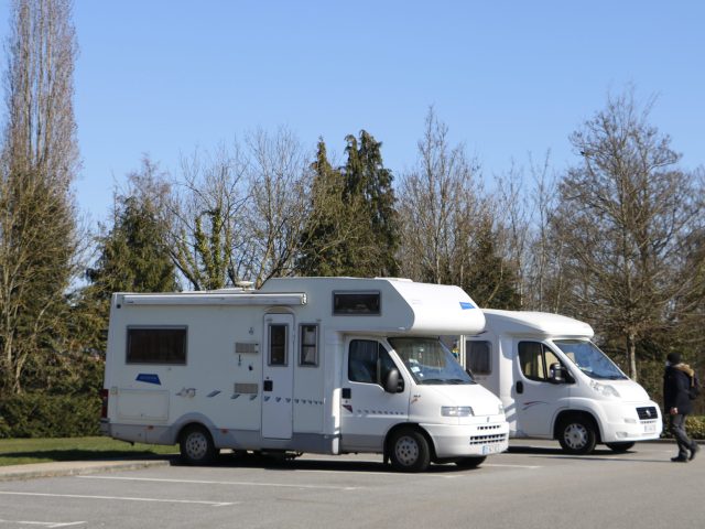 Deux camping-car garés sur le parking de République à Alençon