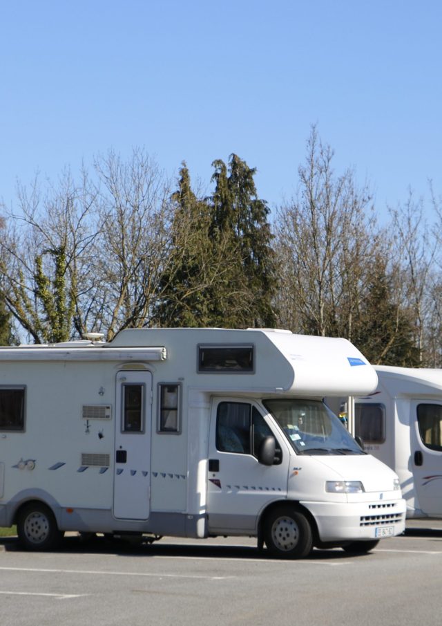 Deux camping-car garés sur le parking de République à Alençon