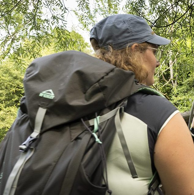 Un couple de randonneurs et leurs enfants sur le pont du moulin de Trotté à Saint-Céneri-le-Gérei