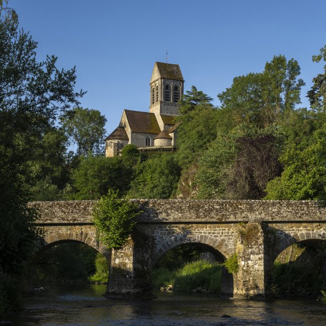 Vue aérienne du pont et de l'église romane de Saint-Céneri-le-Gérei