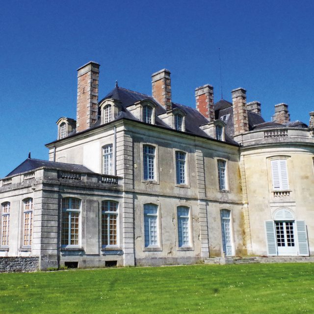 Vue extérieure du château de Courtilloles