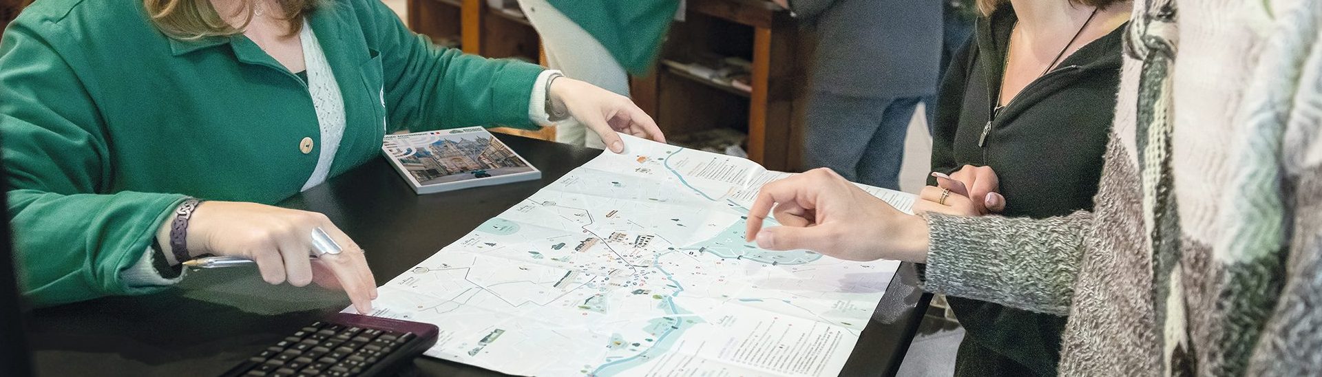 Conseillers en séjour d'Alençon Tourisme renseignant des visiteurs