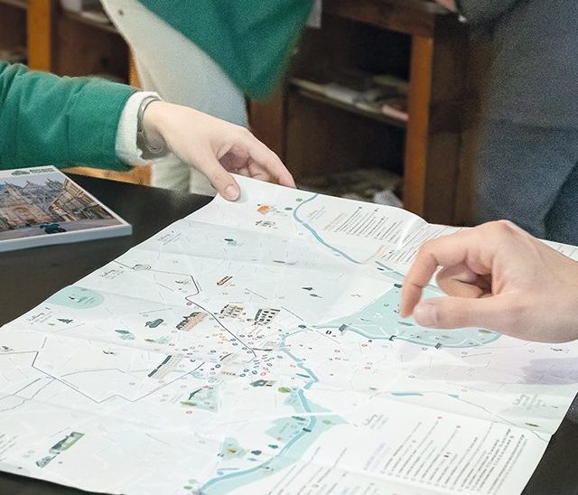 Conseillers en séjour d'Alençon Tourisme renseignant des visiteurs