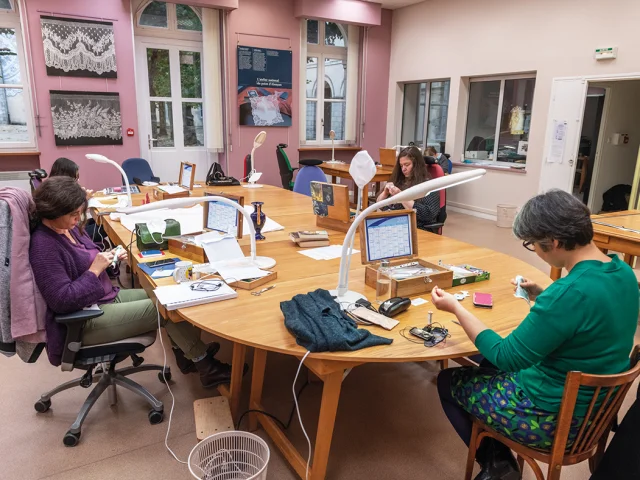 Dentellières au Point d'Alençon travaillant dans leur atelier